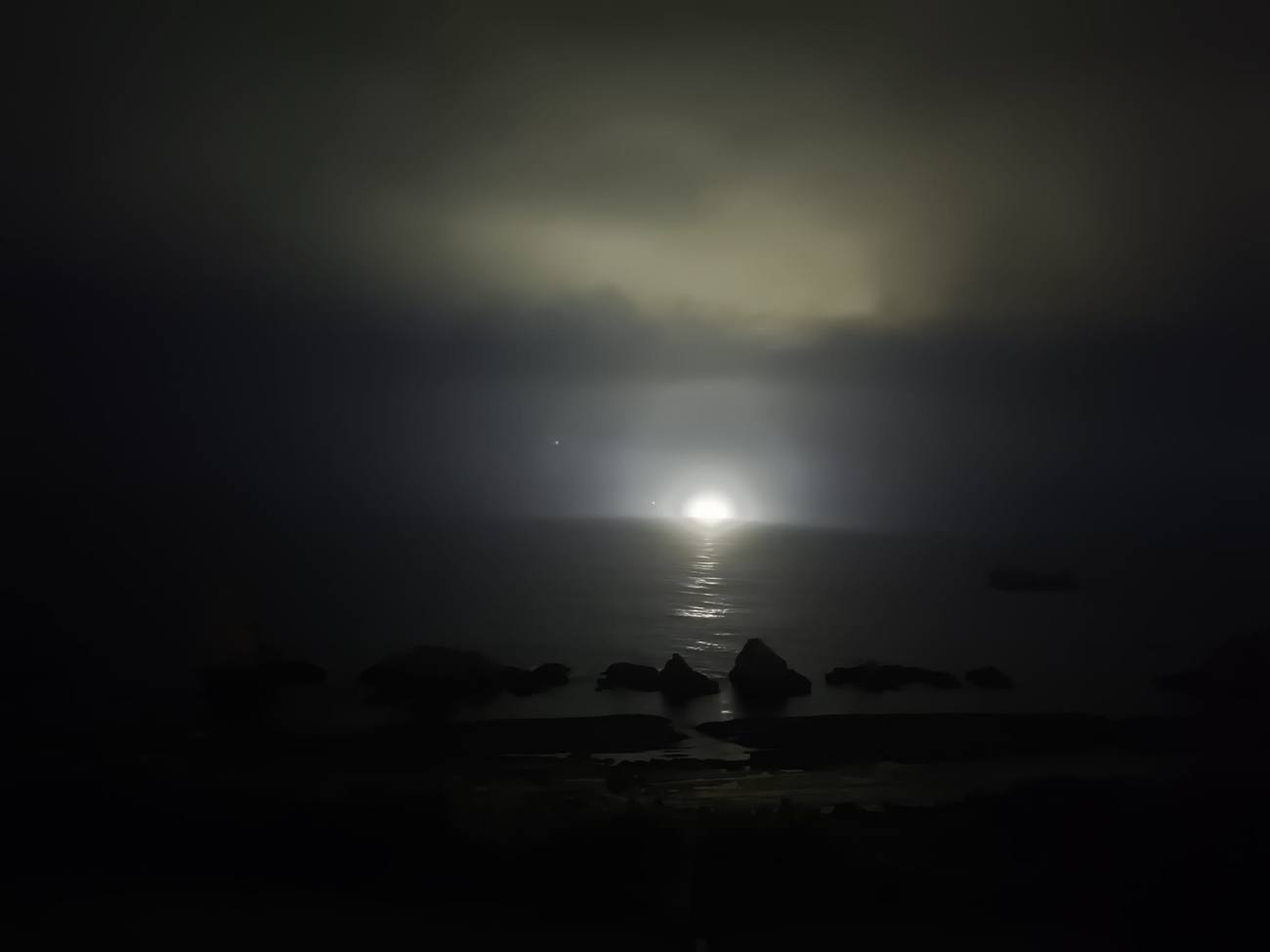 Luna llena sobre el mar frente a los islotes de La Arnía