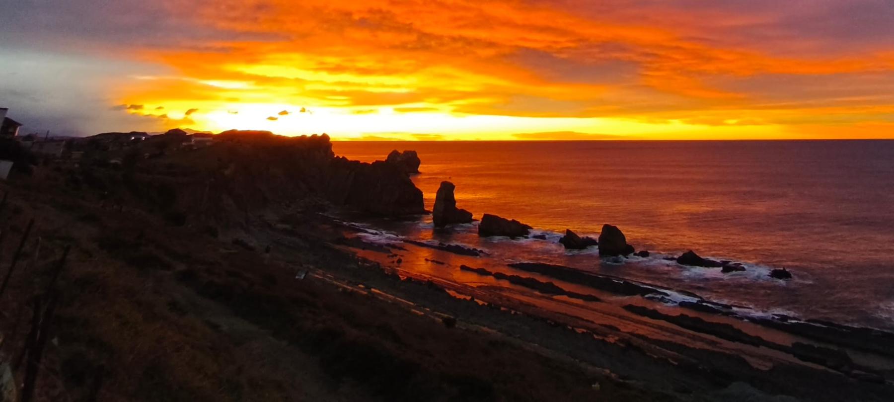 Atardecer sobre la rasa mareal y los islotes de La Arnía